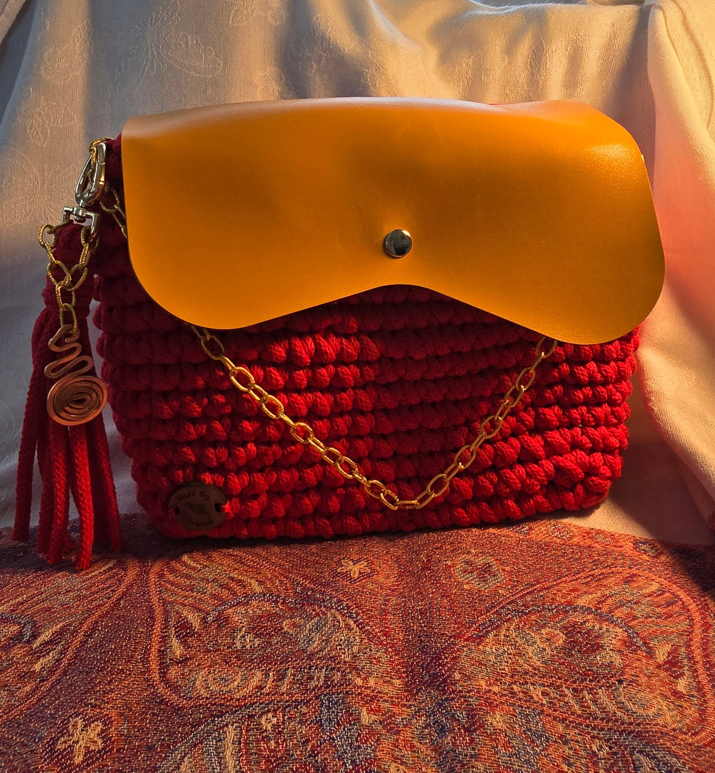 Cartera en crochet roja y dorada