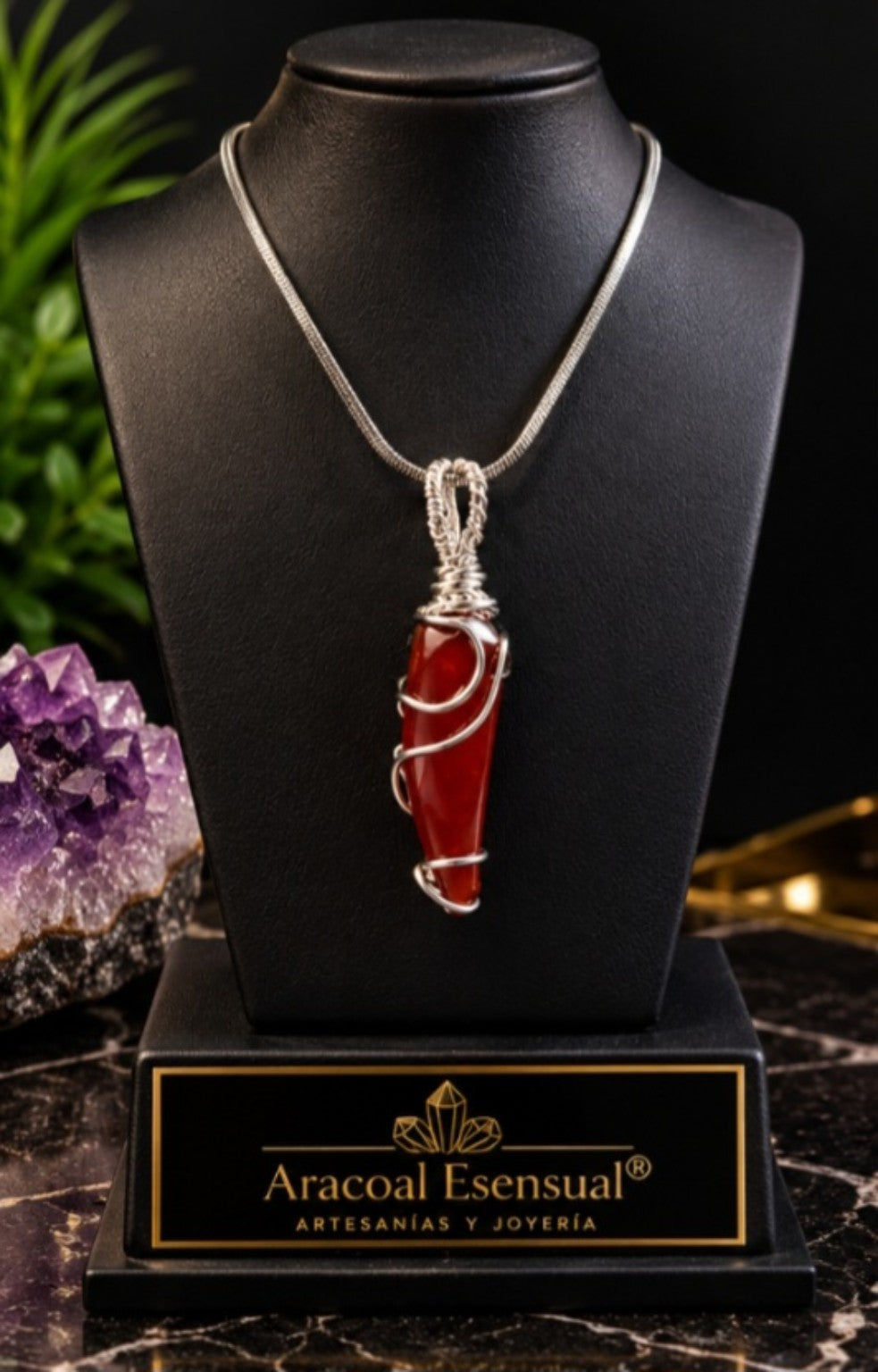 Collar artesanal Aracoal Esensual con piedra roja y alambre plateado