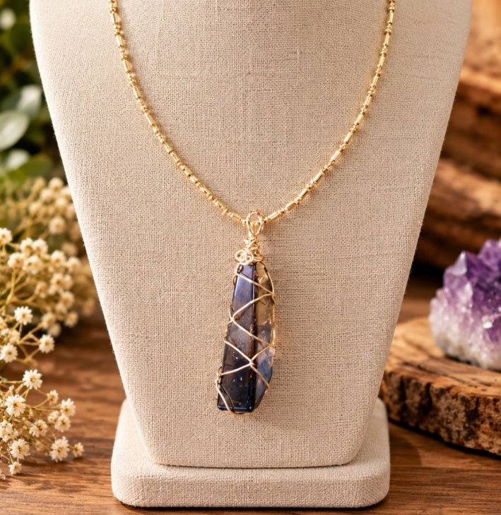 Collar dorado de acero inoxidable con piedra azul envuelta en alambre