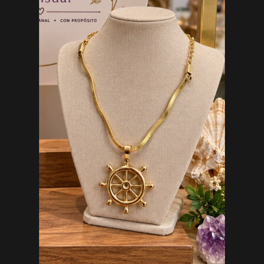 Collar de Acero Inoxidable Dorado con Timón de Aracoal Esensual, fotografía original en formato cuadrado para catálogo