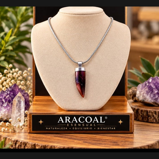 Collar de Acero Inoxidable con Piedra Roja de Aracoal Esensual, fotografía original en formato cuadrado para catálogo