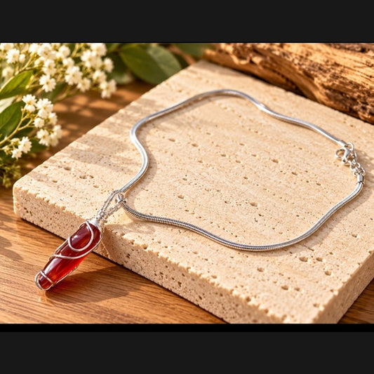 Collar de Acero Inoxidable con piedras Agatha Roja de Aracoal Esensual, fotografía original en formato cuadrado para catálogo