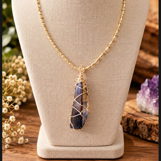Collar de Acero Inoxidable Dorado con Piedra Smoky quartz. de Aracoal Esensual, fotografía original en formato cuadrado para catálogo