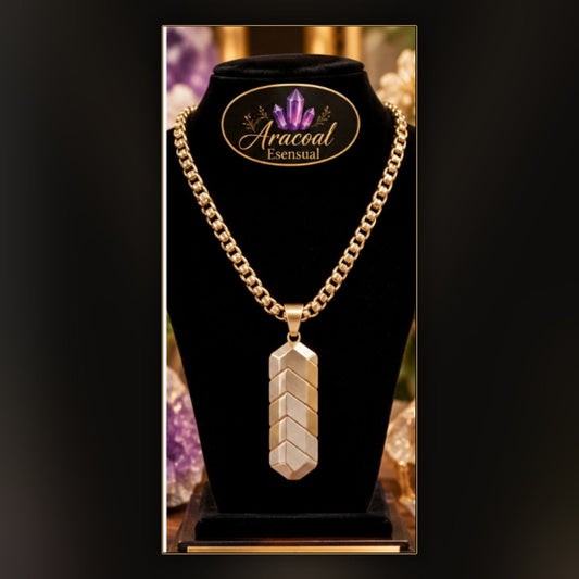 Cadena dorada para hombre con colgante geométrico sobre exhibidor negro Aracoal Esensual