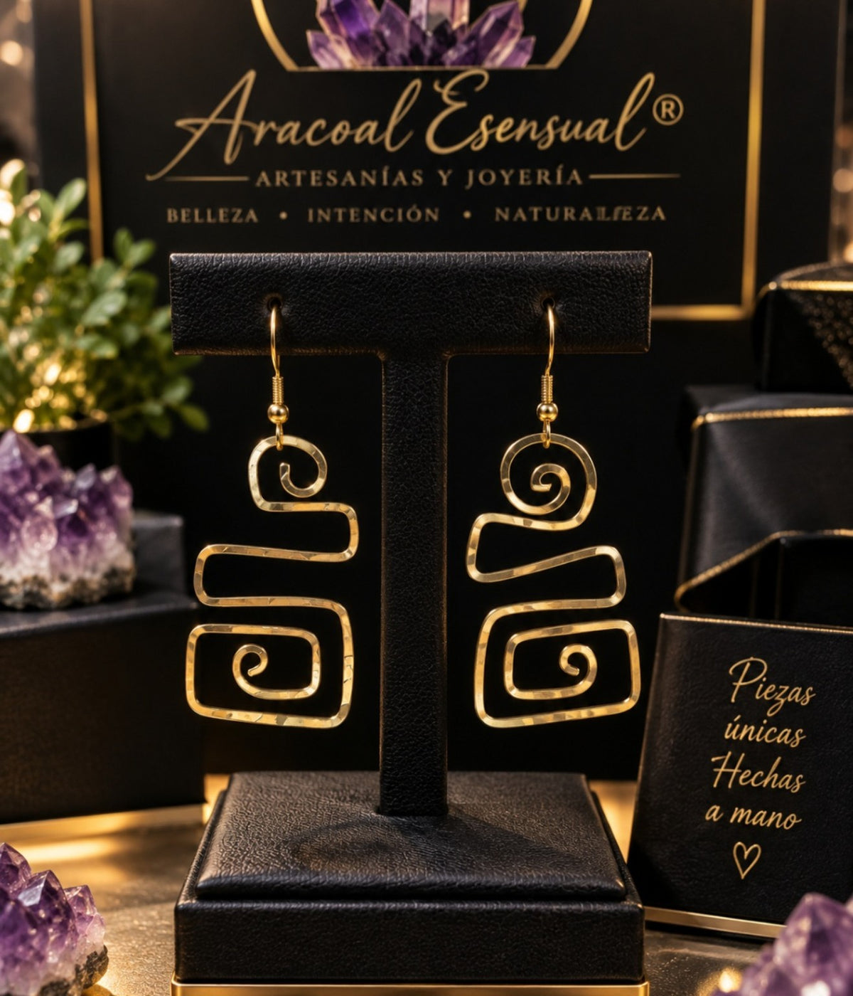 Aretes artesanales dorados Aracoal Esensual con diseño geométrico en espiral