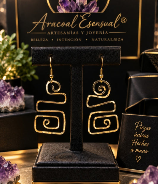 Aretes artesanales dorados Aracoal Esensual con diseño geométrico en espiral