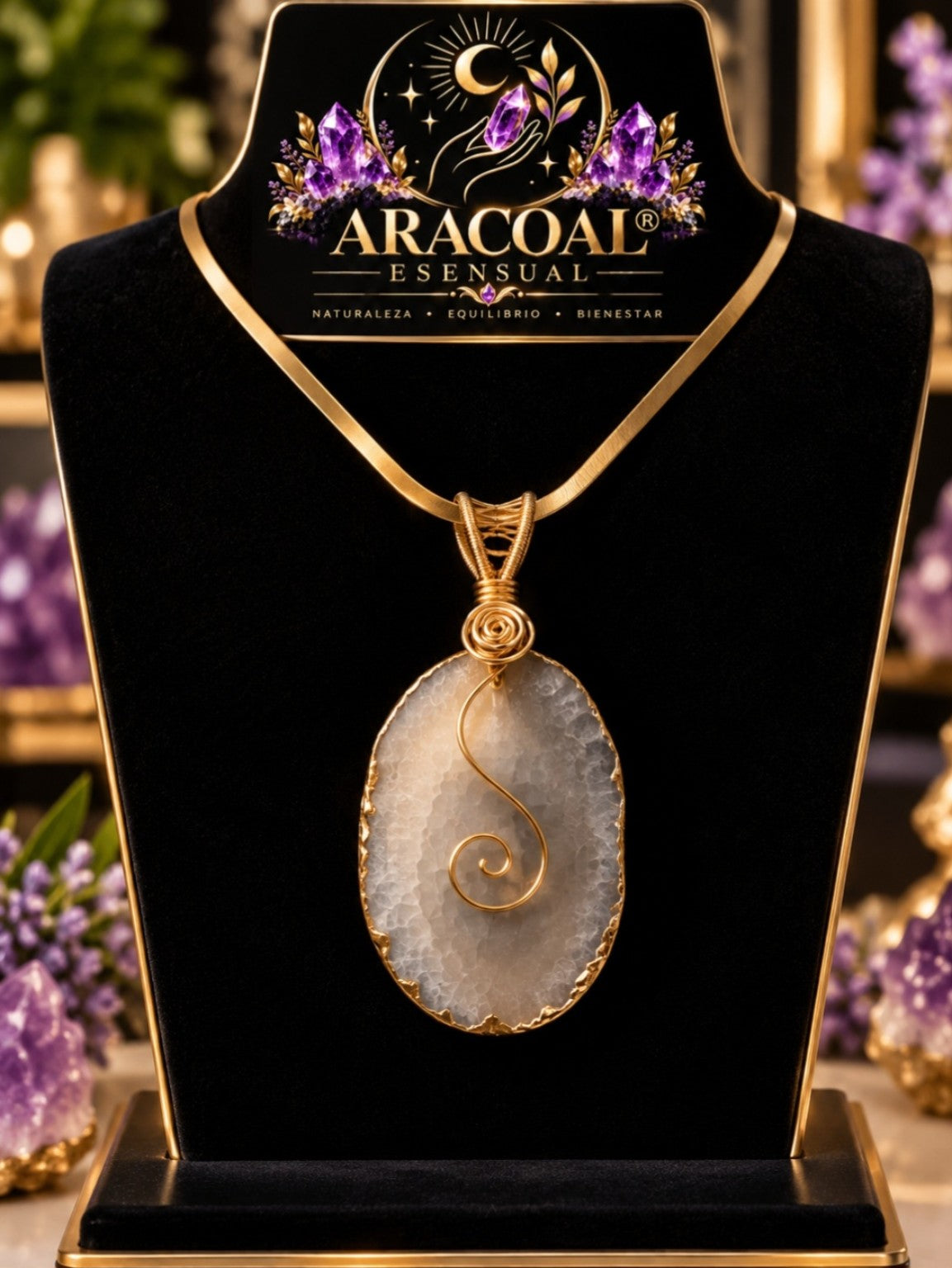 Collar artesanal Aracoal Esensual con piedra natural blanca y alambre dorado
