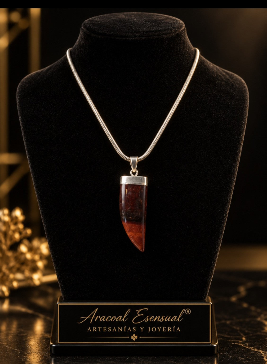 Collar artesanal Aracoal Esensual con colgante rojo y cadena plateada