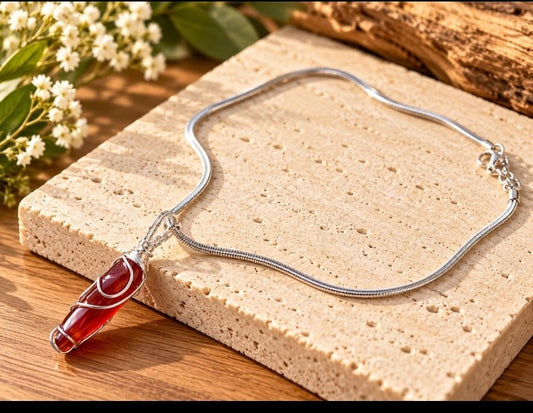 Collar de acero inoxidable con colgante rojo