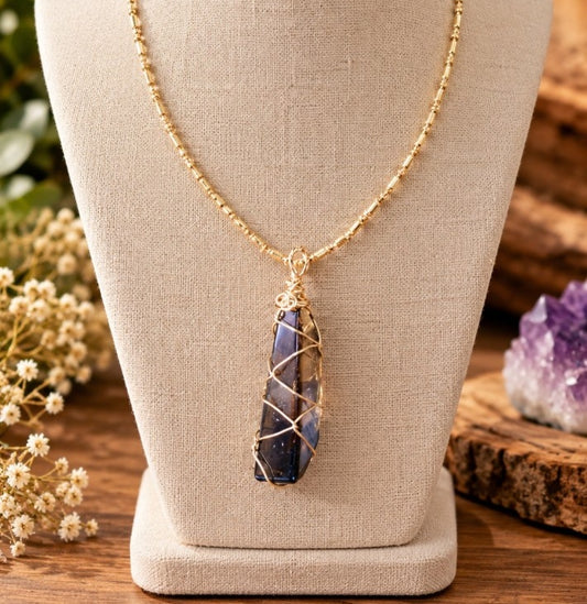 Collar dorado de acero inoxidable con piedra azul envuelta en alambre