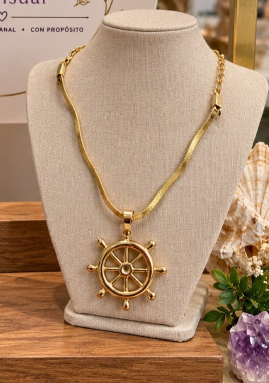 Collar dorado de acero inoxidable con timón